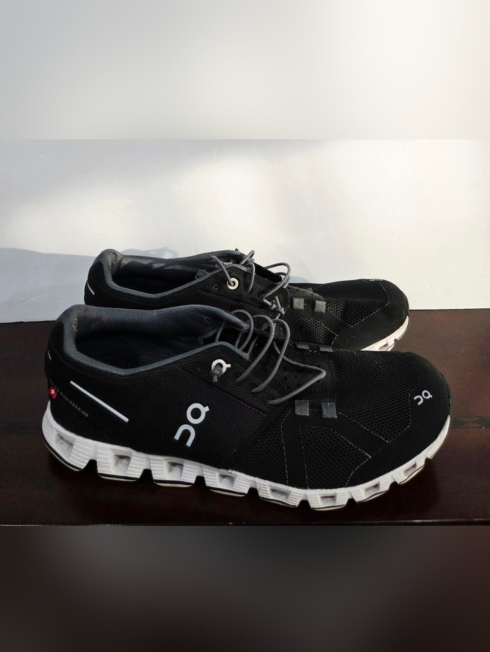 On Running Women’s Black and White Cloud Athletic Sneakers Sz.9